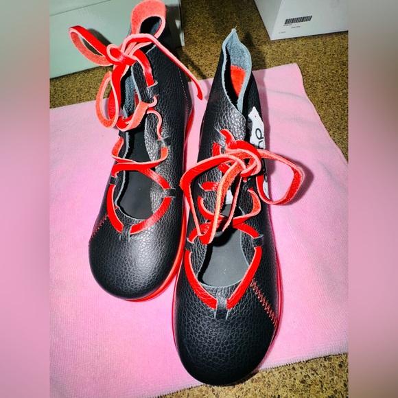 AUTHENTIC CLAMP SUEDE LEATHER Black and Red Lace-Up Shoes

SIZE 37 - Picture 4 of 11